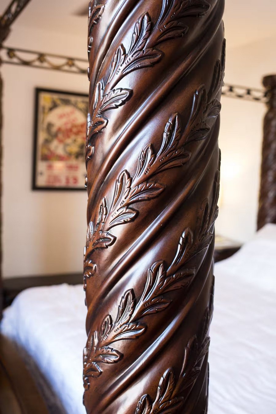 The warm dark wood details add to the luxury ;)