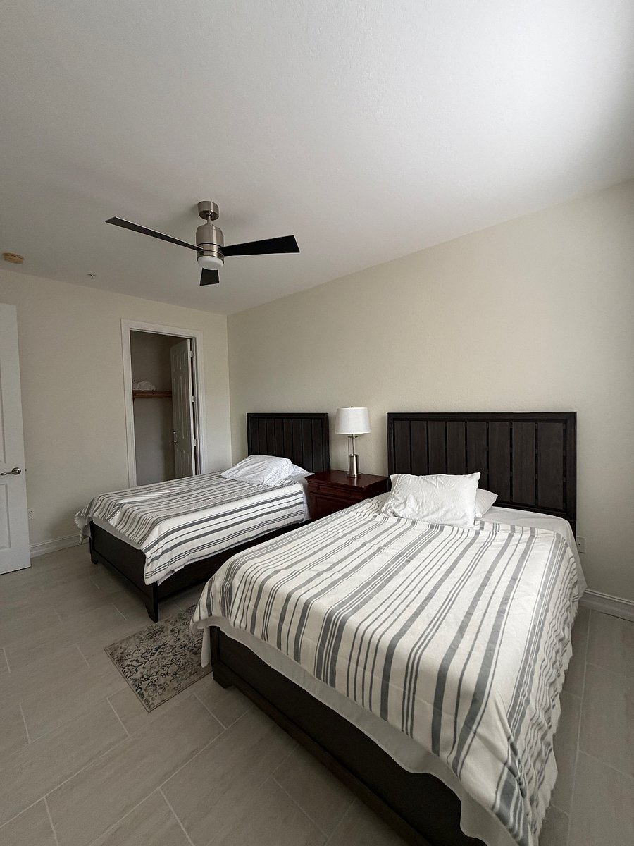 Bedroom with 2 Full size beds
