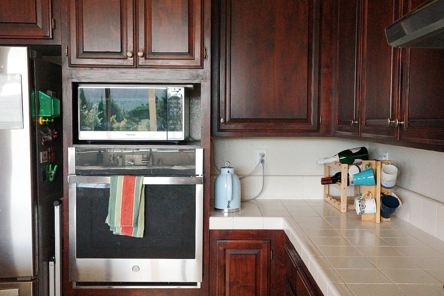 Kitchen Photo 7 of 8: Oven, Microwave, Kettle