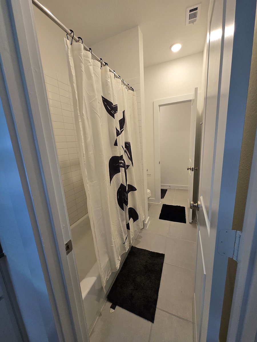 Shared bathroom space (1 person)