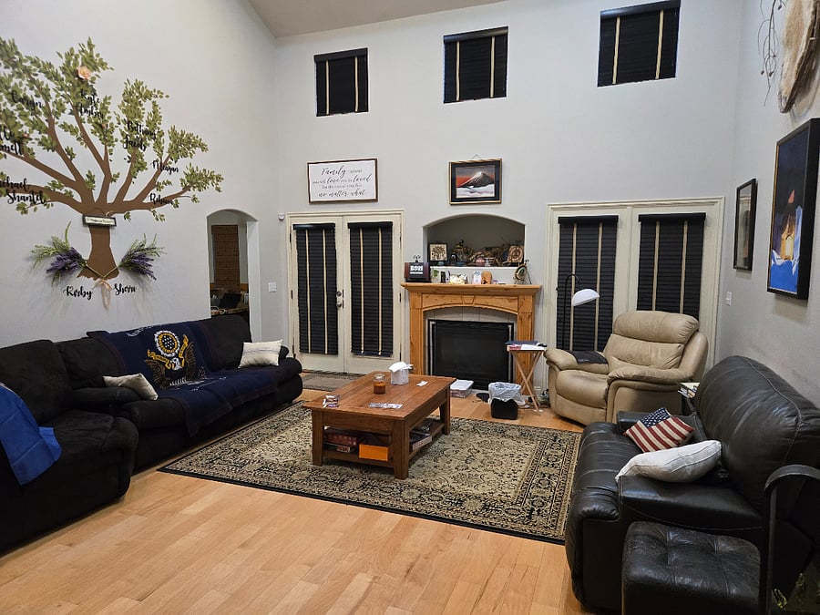 320 sq ft main room, gas fireplace, seating for 6 +