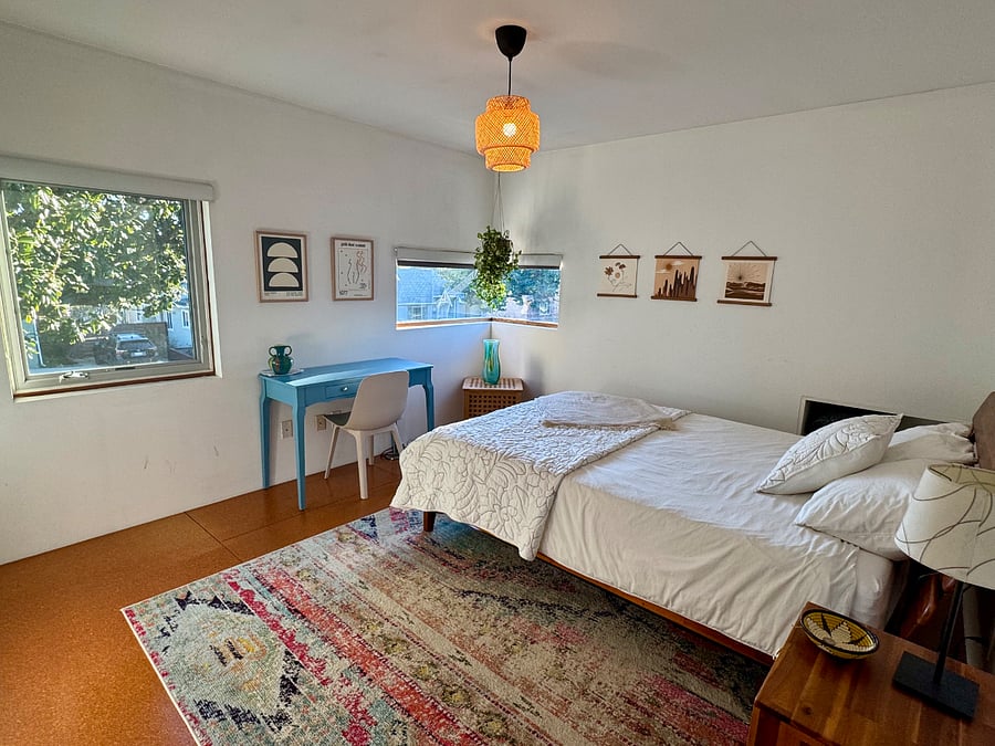 Upstairs guest bedroom with queen size bed
