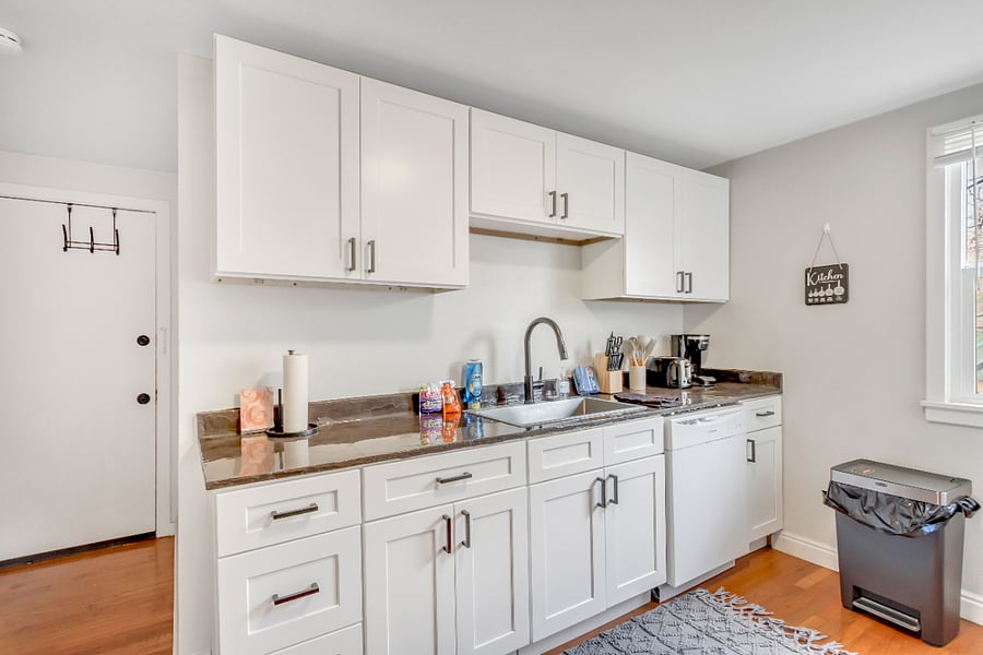 Cute functional kitchen, everything you need in your home away from home!