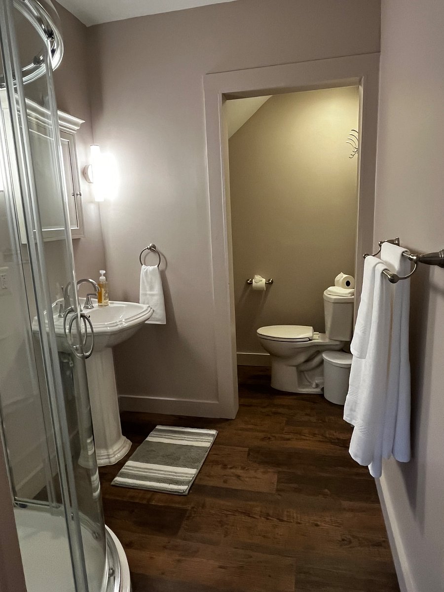 Guestroom bath