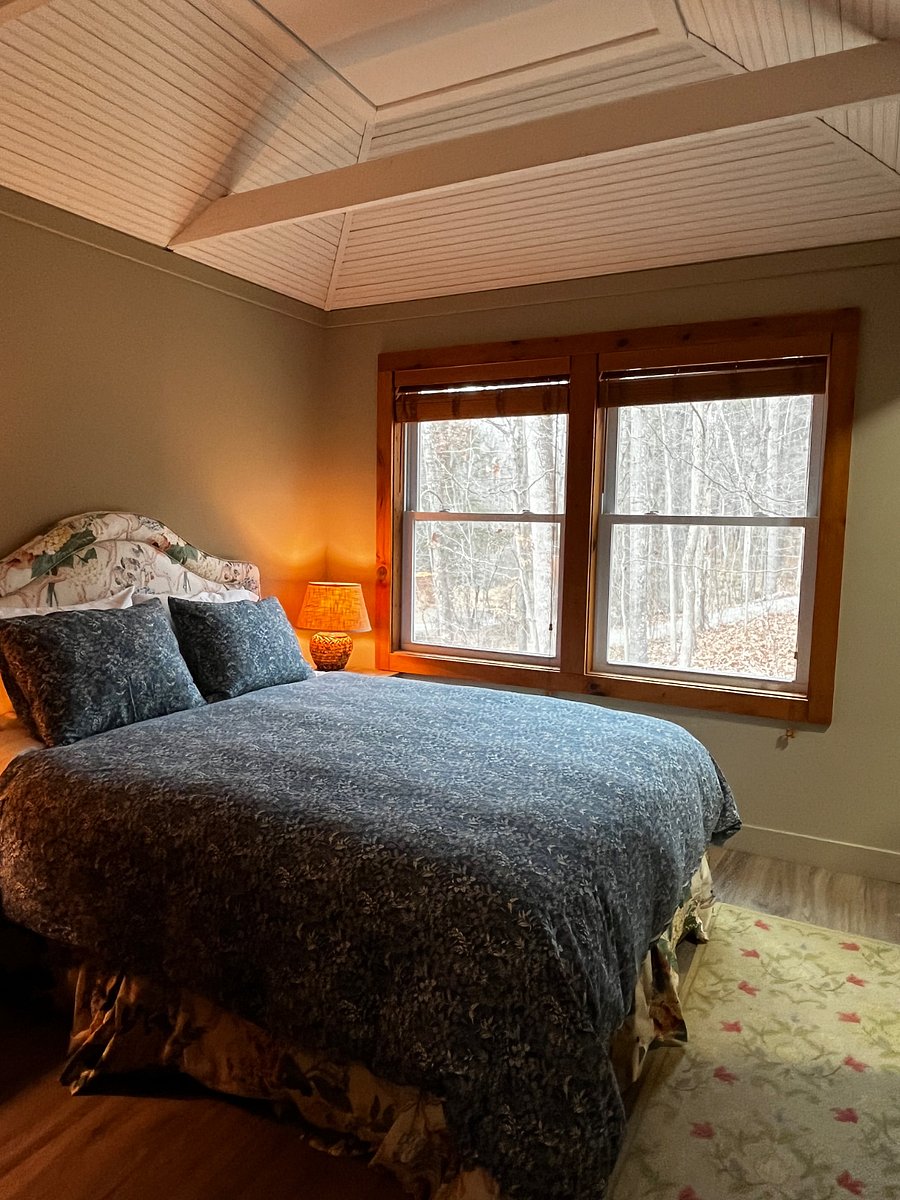 Master bedroom/queen bed