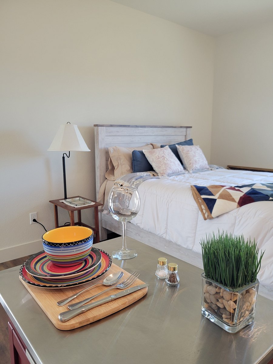 A cozy 450 s.f. Studio Apartment with a Queen size bed