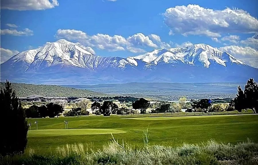 Walsenburg Golf Course 9 holes, Putt putt golf & 2nd Street Grill Club House-Walkable from BDP