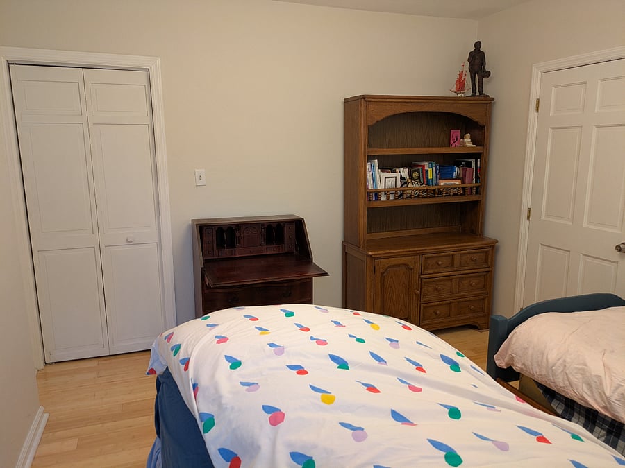 2nd floor bedroom 2 twin beds, desk