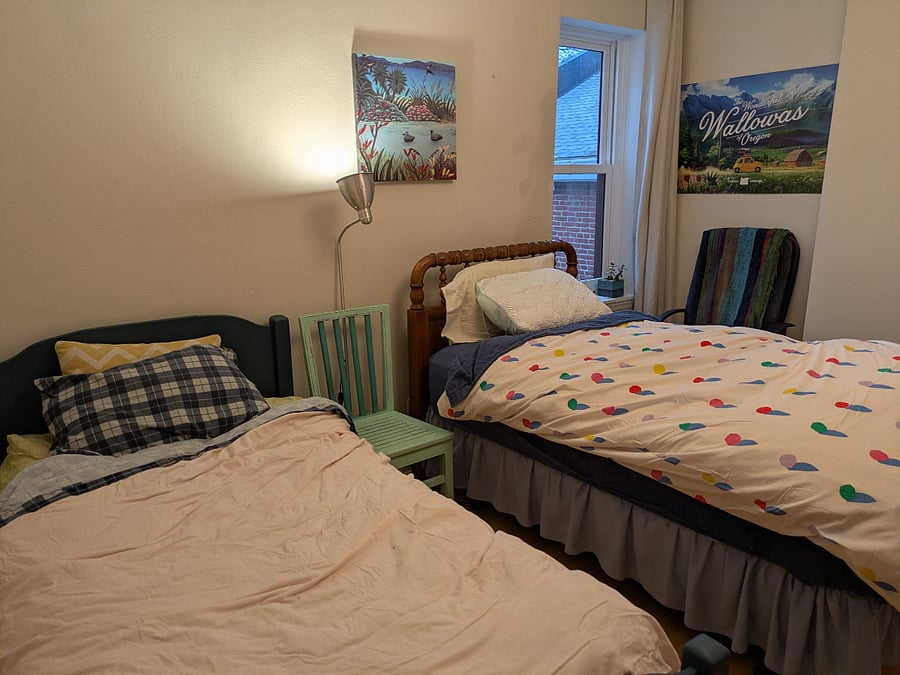 2nd floor bedroom 2 twin beds, desk