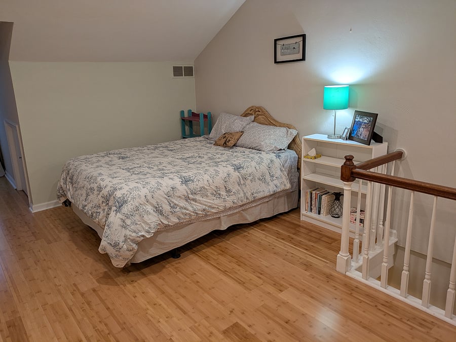 3rd Fl queen bed, desk, book shelves