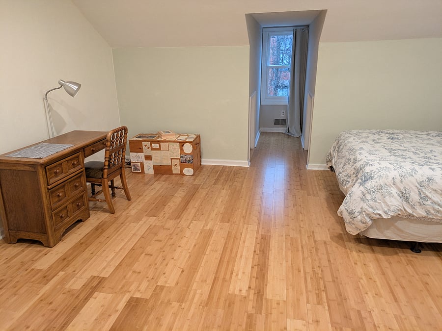 3rd Fl queen bed, desk, book shelves
