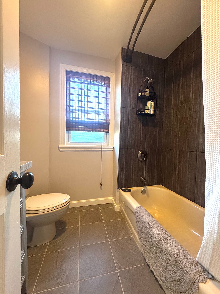 Bathroom (view of tub/shower)