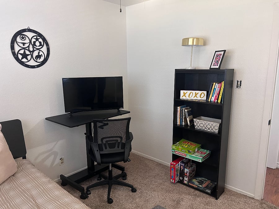 Stand-up desk for comfortable work station