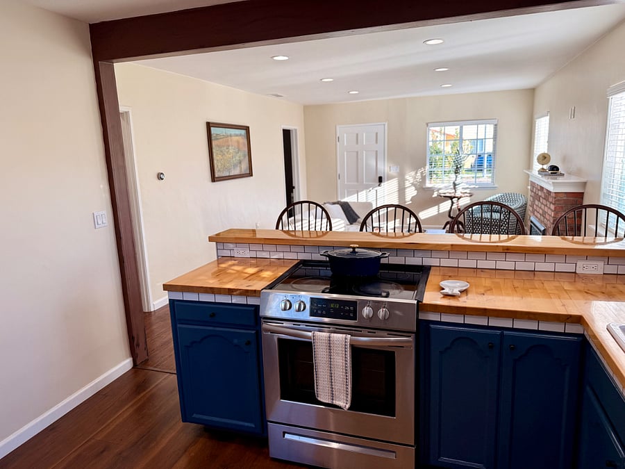 Kitchen bar with seating for four