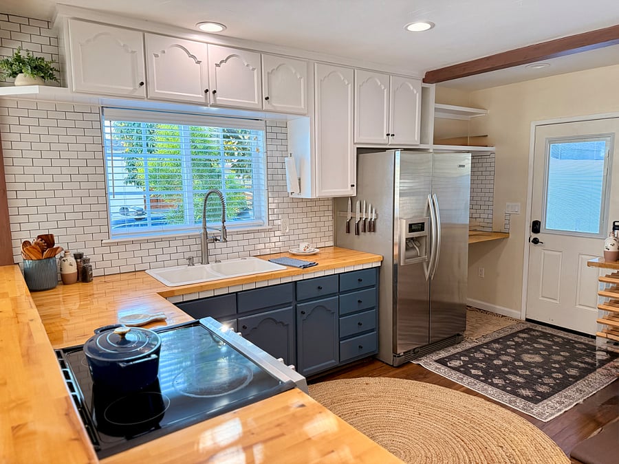 Full kitchen