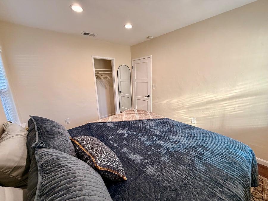 Bedroom 1 (king)