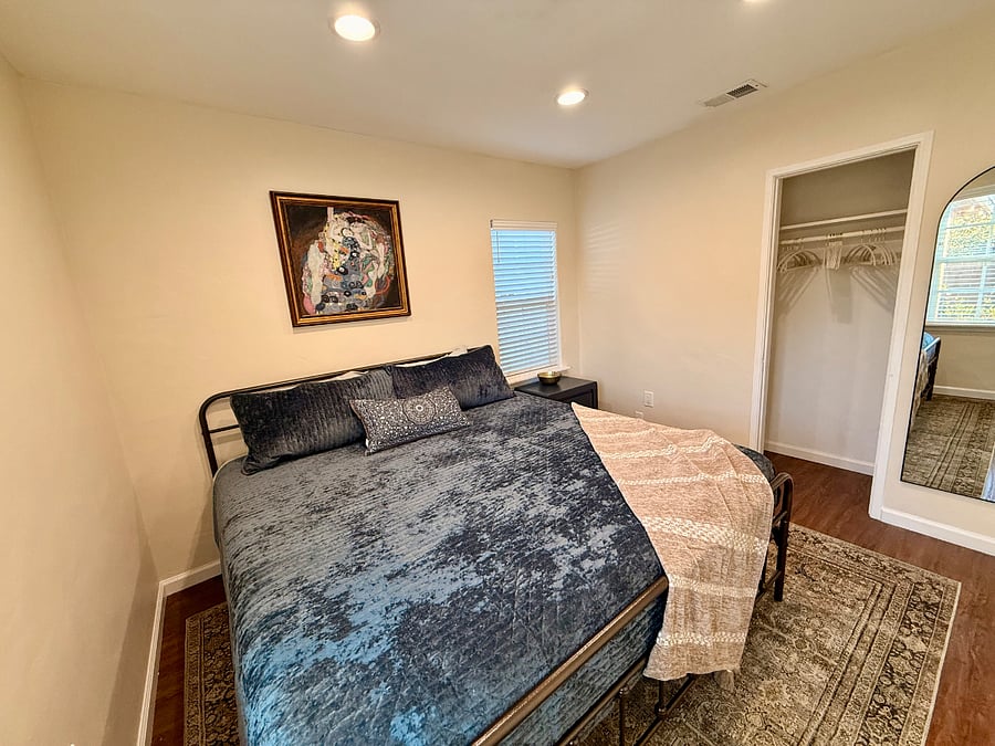 Bedroom 1 (king)
