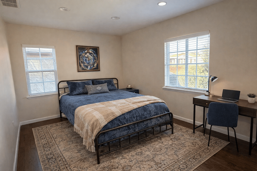 Bedroom 3/office (queen)