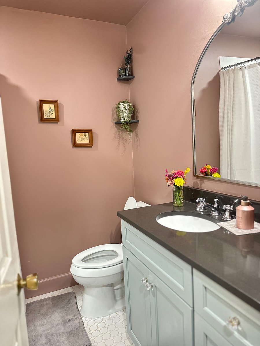 First floor hallway bath with shower tub combo.