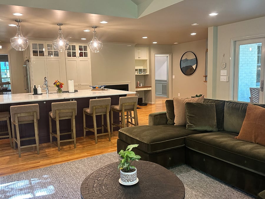Kitchen & great room combo; seating for 6 at the countertop.