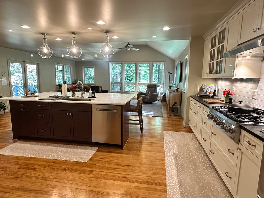 Great room & kitchen, breakfast bar with seating for 6.