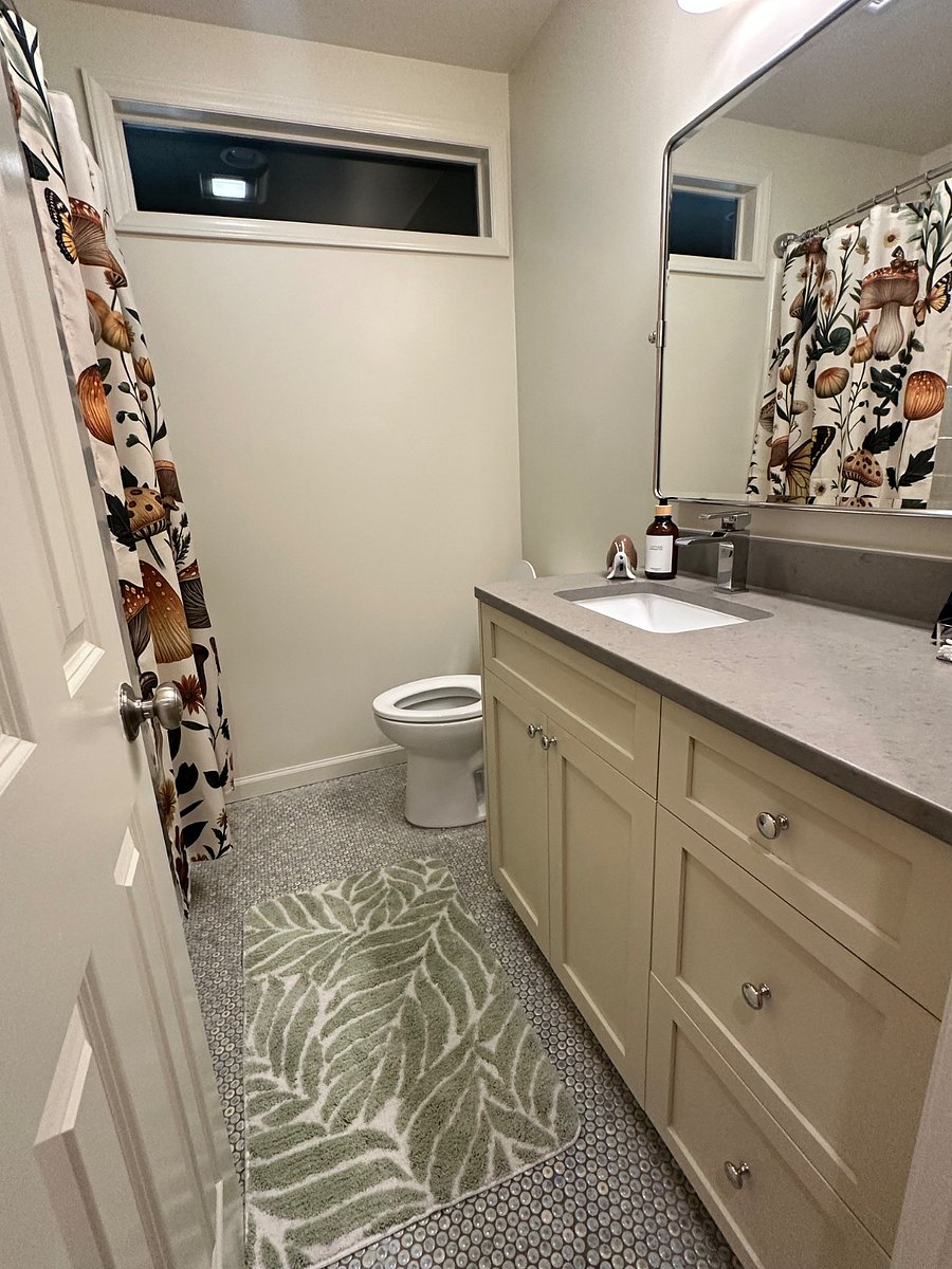 Second floor hallway bath, complete with tub shower combo.