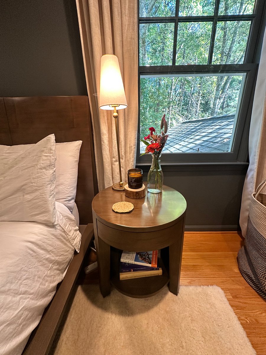 Second floor, Master bedroom, with en suite master bath - Queen Temperpedic bed & Restoration Hardware furniture set.