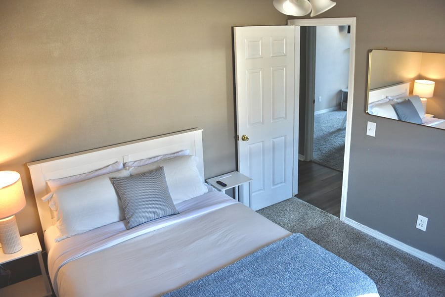 Bedroom 2: Queen