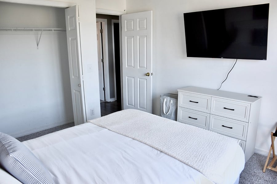 Bedroom 4: Queen