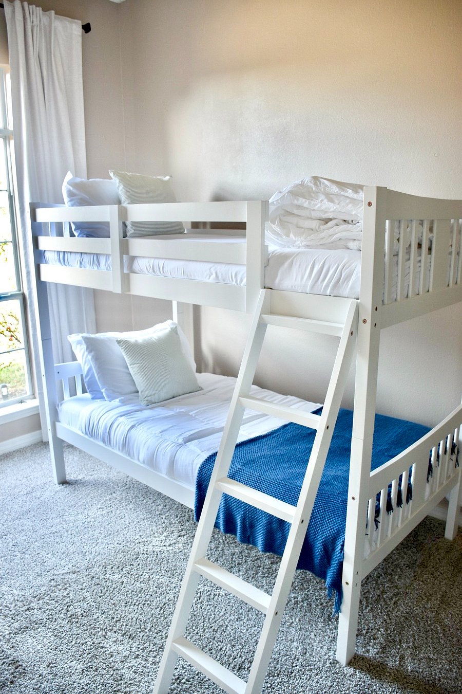 Bedroom 3: Twin bunks beds