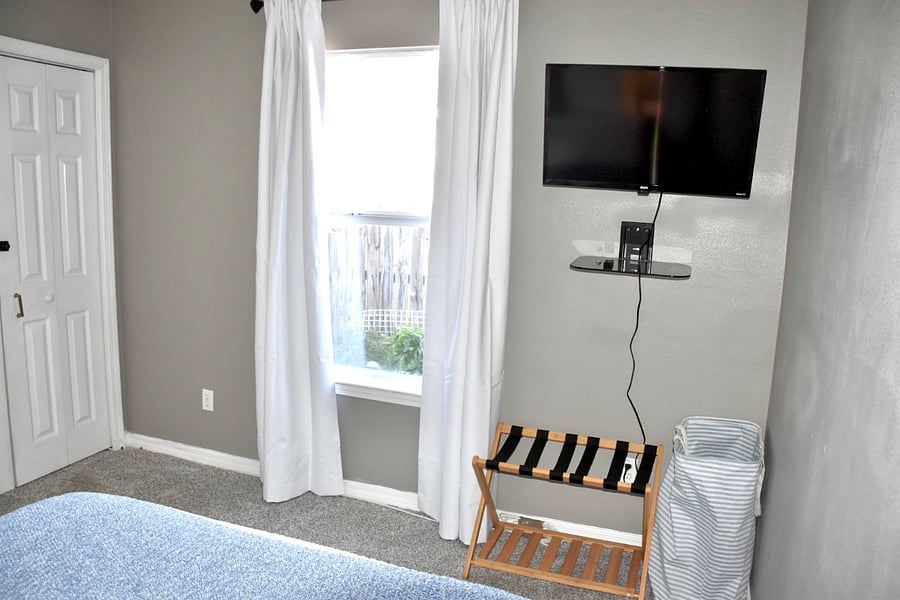 Bedroom 2: Queen