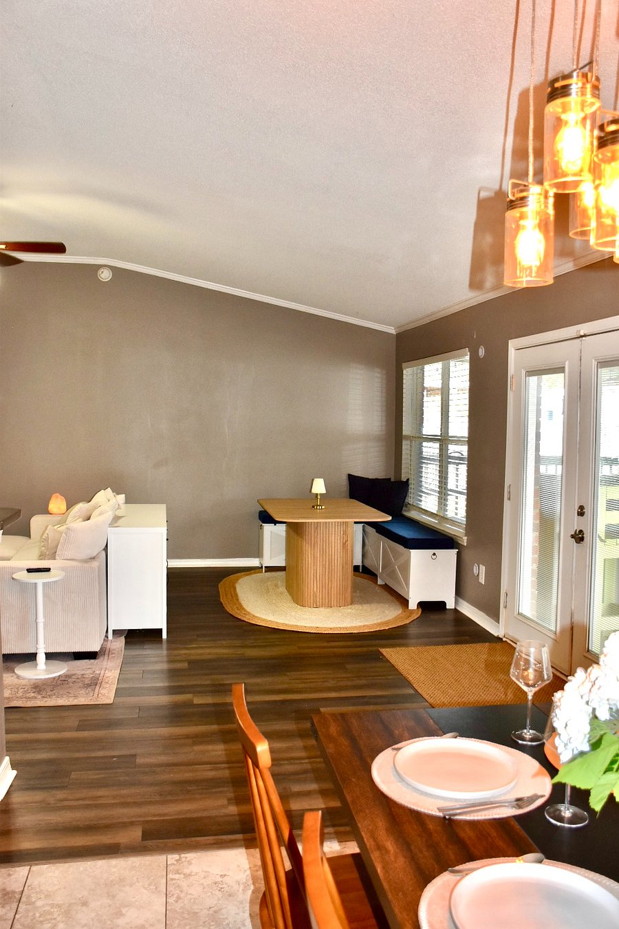 Living room 2 + breakfast nook