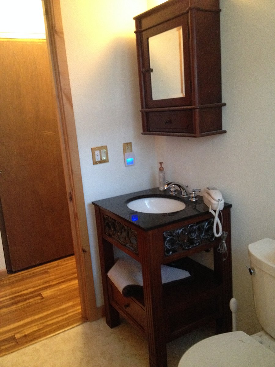 Bathroom. Phone not connected.