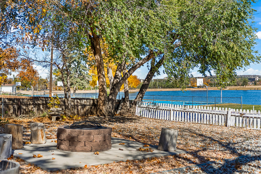 Firepit with lake view. Fully fenced lot 