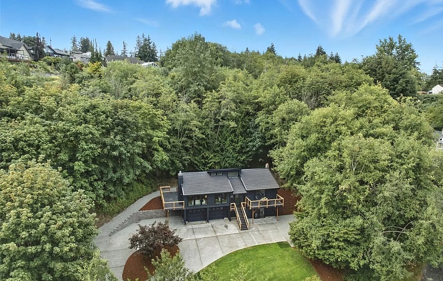 Entire home located in a peaceful neighborhood with stunning views of Puyallup. 2 min drive to Good Samaritan Hospital.