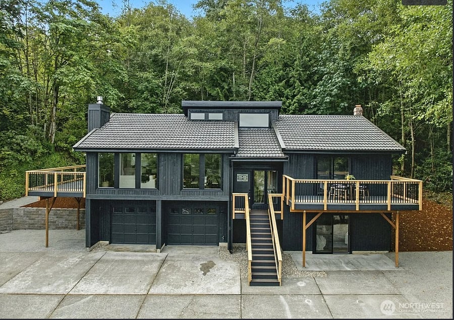 Entire home located in a peaceful neighborhood with stunning views of Puyallup. 2 min drive to Good Samaritan Hospital.