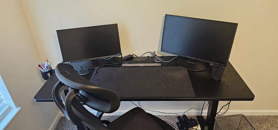 Guest bedroom - work area with docking station, 2 monitors