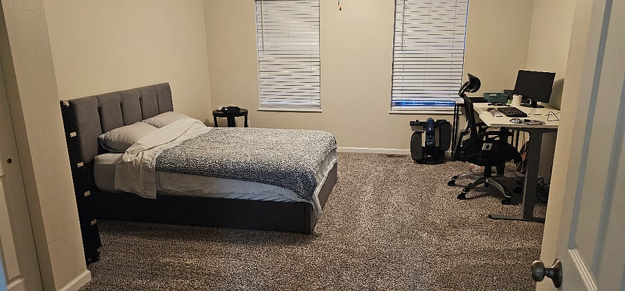 Main bedroom - bed and work area