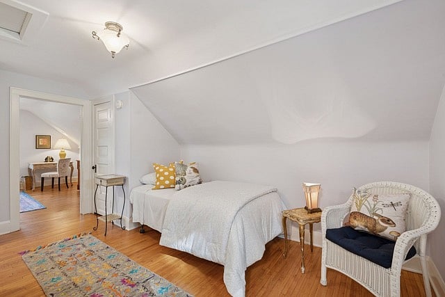 Bonus day bed for napping or another guest.