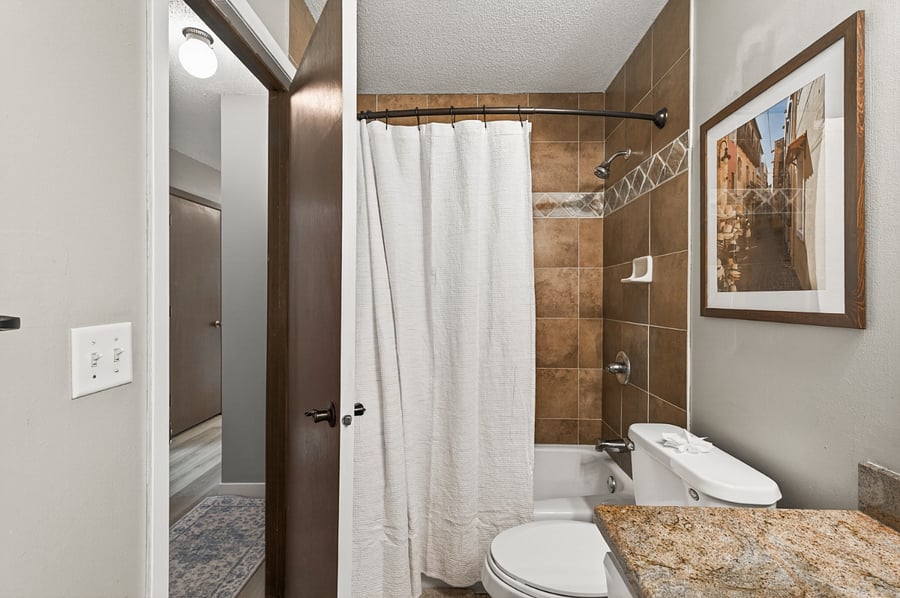Main floor bathroom with full size tub/shower.