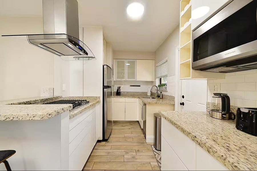 Full kitchen