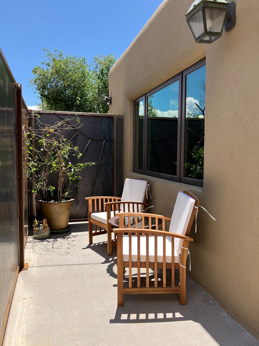 Front sitting area.