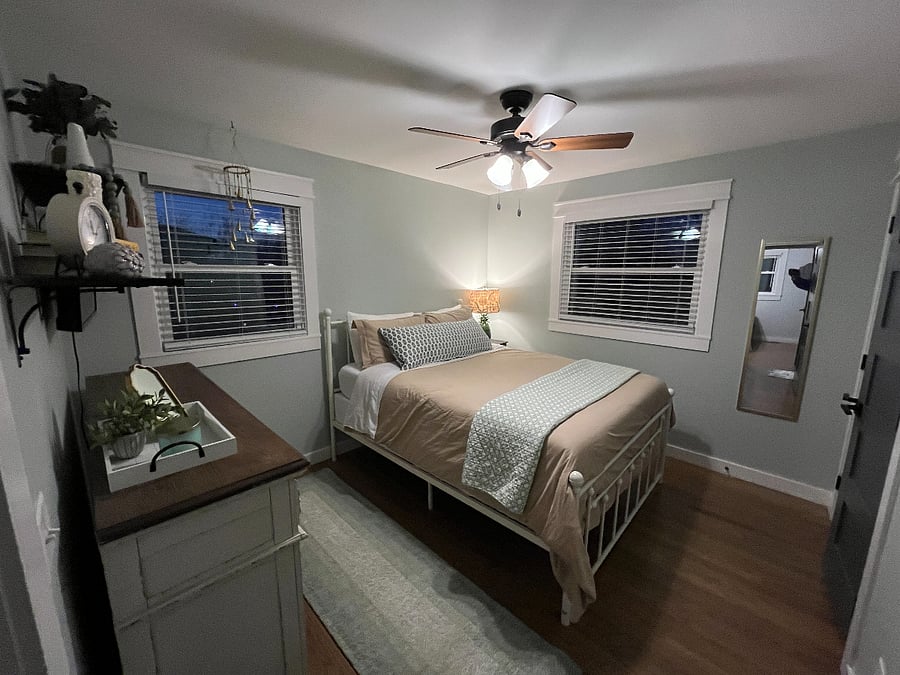North Guest room with queen bed