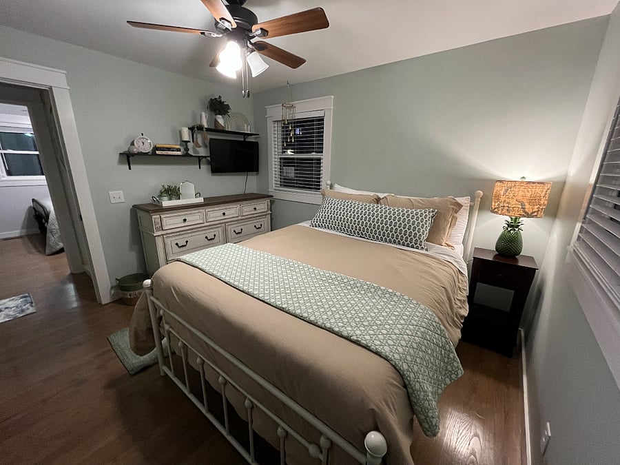 North Guest room with queen bed