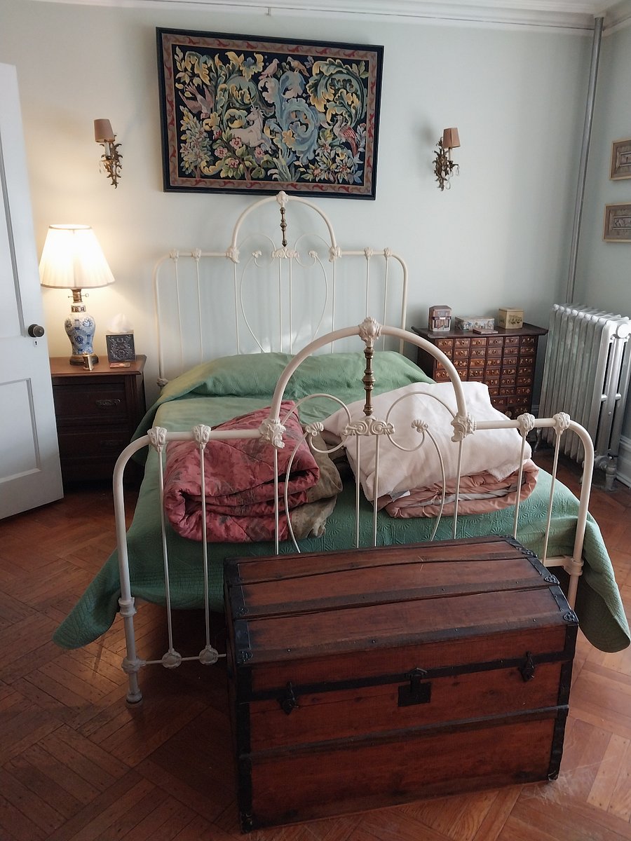 Master bedroom (1)