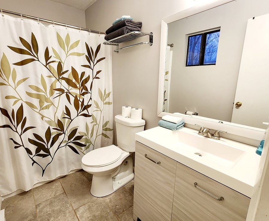 Primary bedroom en-suite bathroom