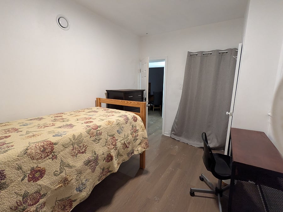 The 'Vine' Room is perfect for cool sleepers, boasts it's own private exit/entry and shares the Jack-n-Jill bathroom with the Pesto Room.