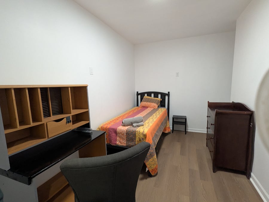 The 'Clover' Room is in the center of the house, has 2 windows and a super cozy vibe. The desk provides ample stograge and the bed includes and under-bed drawer for your extra things.