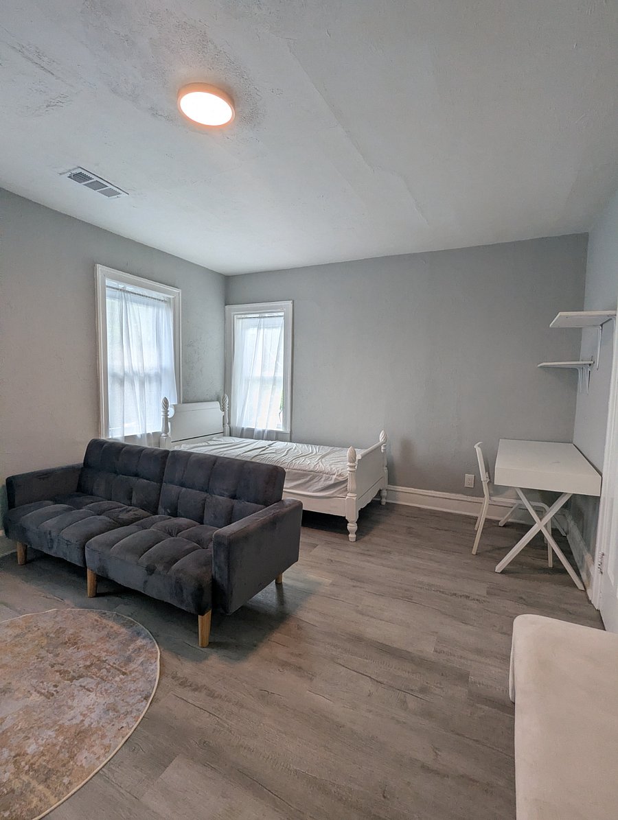 'Navy' Single Deluxe bedroom includes 3 bright windows providing beautiful light and sunrise/sunset views.