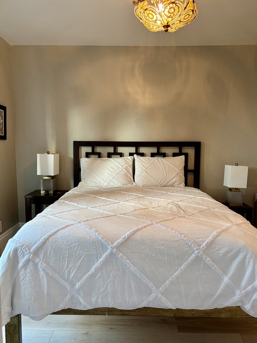 Primary bedroom: Queen bed